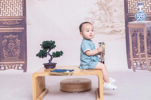 大连宝宝边吃奶边挣扎烦躁
